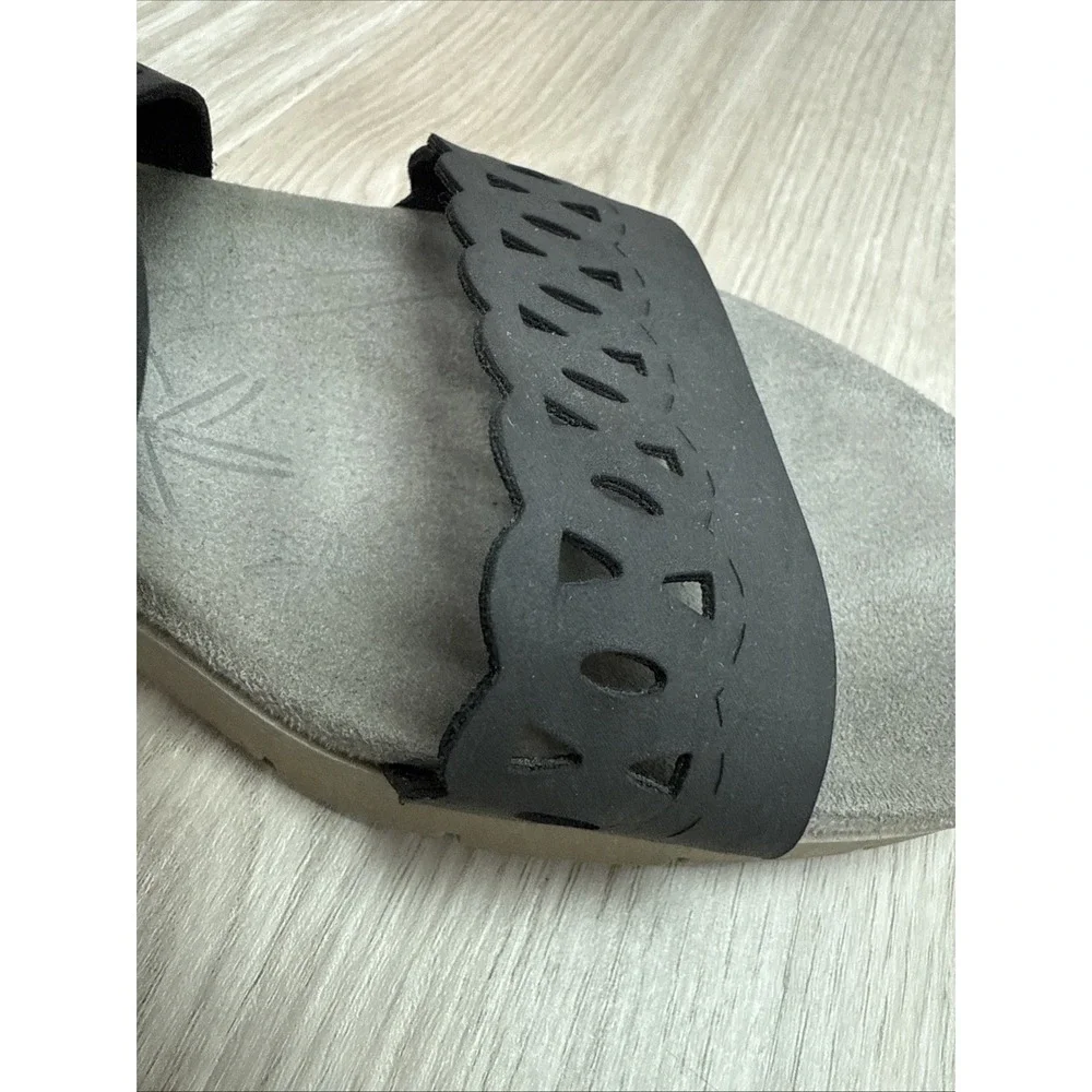 Baretraps Womens Black Cutout Wrap Crisscross Comfort Heel Zip Flat Sandals 7.5